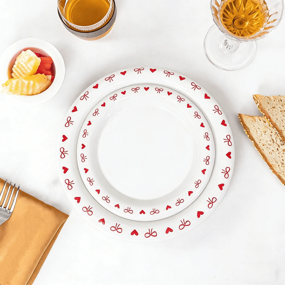 2 件套陶瓷创意餐盘，手绘红色蝴蝶结和心形图案，尺寸分别为 10.63 英寸和 8.2 英寸，耐热厚边，可用作意面盘、牛排盘、甜点盘，适用于婚礼、派对、家庭厨房等场合。 - 彩色 - 查看 1