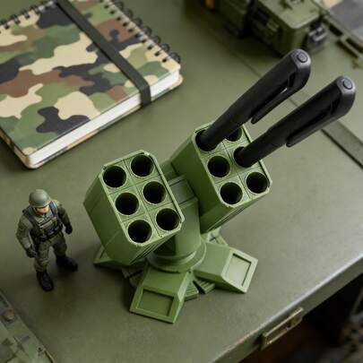 Kreatywny stojak na długopisy w kształcie wyrzutni przeciwlotniczej, przypominający wyrzutnię przeciwlotniczą z wyrzutniami rakiet. Dekoracja biurka, figurka, zabawka, element dekoracyjny. Pomieści 12 różnych długopisów. Kreatywny schowek biurowy. Element dekoracyjny na biurko. Ciekawy prezent dla entuzjastów wojskowości.