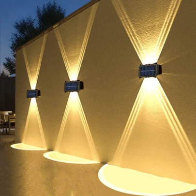 2个太阳能LED壁灯，配有2排6个暖白色装饰LED灯，IP65防水户外壁挂式，太阳能自动开关，无需接线，易于壁挂安装，长寿命太阳能电池板，耐候防水结构，柔和的氛围照明效果。