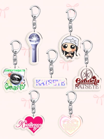 1/7 akrylowych breloków KATSEYE, postać z kreskówki z KPOP Girl Group i wisiorek z pałeczkami świetlnymi EYEKONS, debiut: Dream Academy, z udziałem Manon, Sophii, Danieli, Lary, Megan i Yoonchae, uroczy brelok do torby, idealny prezent dla fanów: chłopaków, dziewczyn, rodziny, nauczycieli, upominki na przyjęcia i dekoracja telefonu w stylu EYEKONS