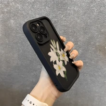 Esta funda retro con estampado de lirios blancos pintados a mano es compatible con Apple  16E/15/14/13/12/11/PRO/PLUS/PROMAX/MINI, S/A/M/NOTE, S/G/EDGE/E, Transition Spark/HANTOM/CAMON/INFINIX, Honor 400/PLAY/X/Y, OPPO Reno/A/F, 14/Redmi/POCO/NOTE y otros modelos. Está fabricada en TPU transparente, sencillo, elegante y resistente. Es una opción ideal para San Valentín, Halloween, Navidad, para uso personal o como regalo. - Café integral - Ver 5