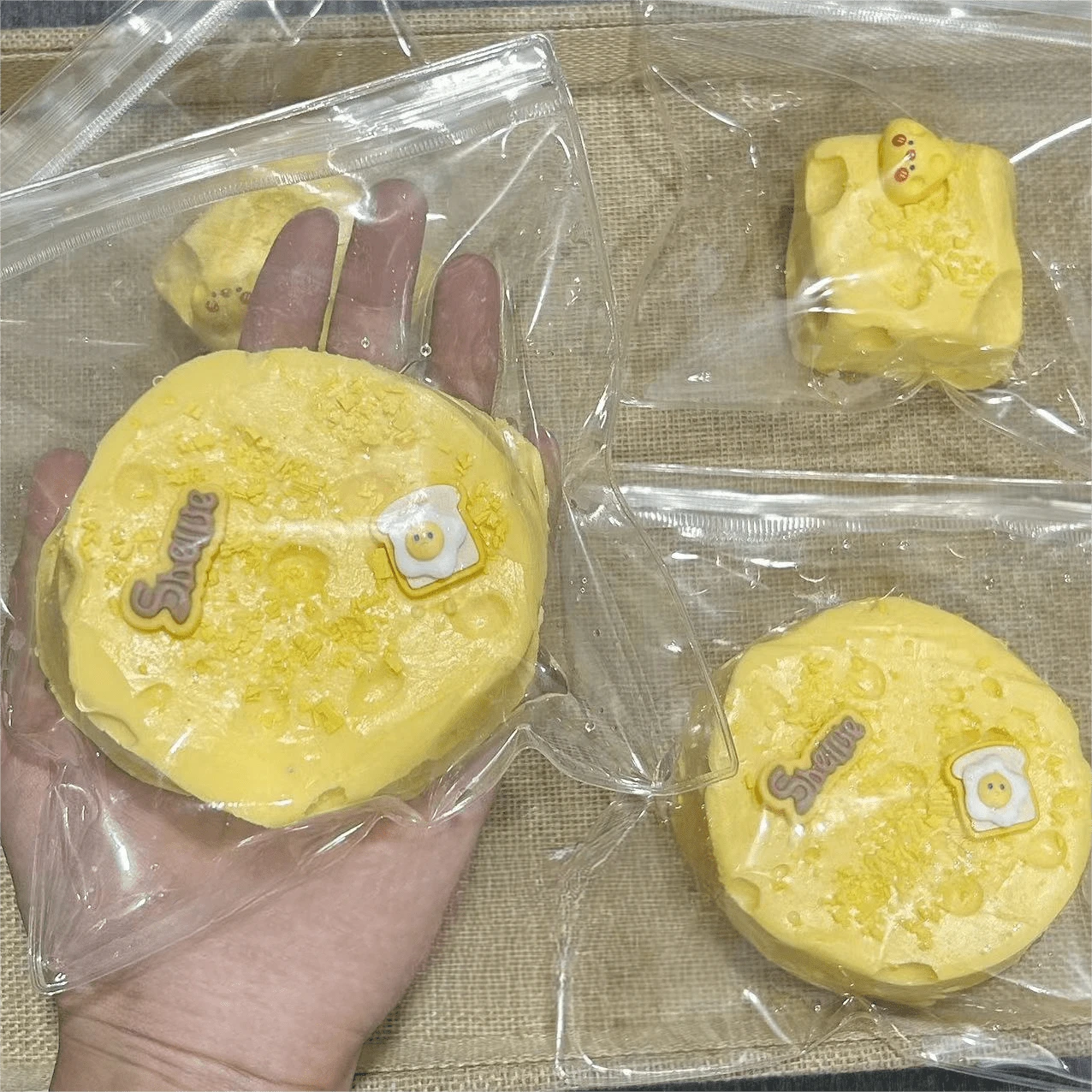 1个2026最新款硅胶奶酪慢回弹捏捏乐玩具，慢回弹挤压减压，生日、节日、情侣、万圣节、圣诞节、游戏玩家的完美礼物