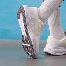 Giày chạy bộ Nike REVOLUTION 8 thoải mái và êm ái, dành cho nữ, màu trắng. - trắng - Xem 3