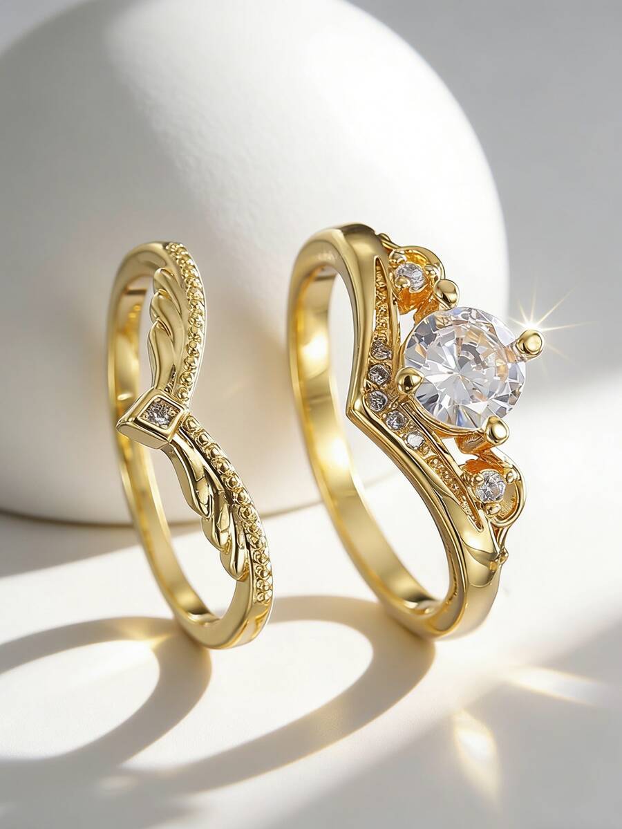 Bộ nhẫn bằng đồng mạ vàng 18K, thiết kế hình chữ V cổ điển với họa tiết chạm khắc tinh xảo và điểm xuyết đá Cubic Zirconia, thích hợp làm trang sức cưới. - Vàng - Xem 1