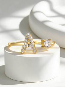 Charm-In 26个字母 CZ 18K 镀金铜戒指 | 简约定制名字首饰 | 情人节及日常佩戴的理想礼物 - 金色 - 查看 1