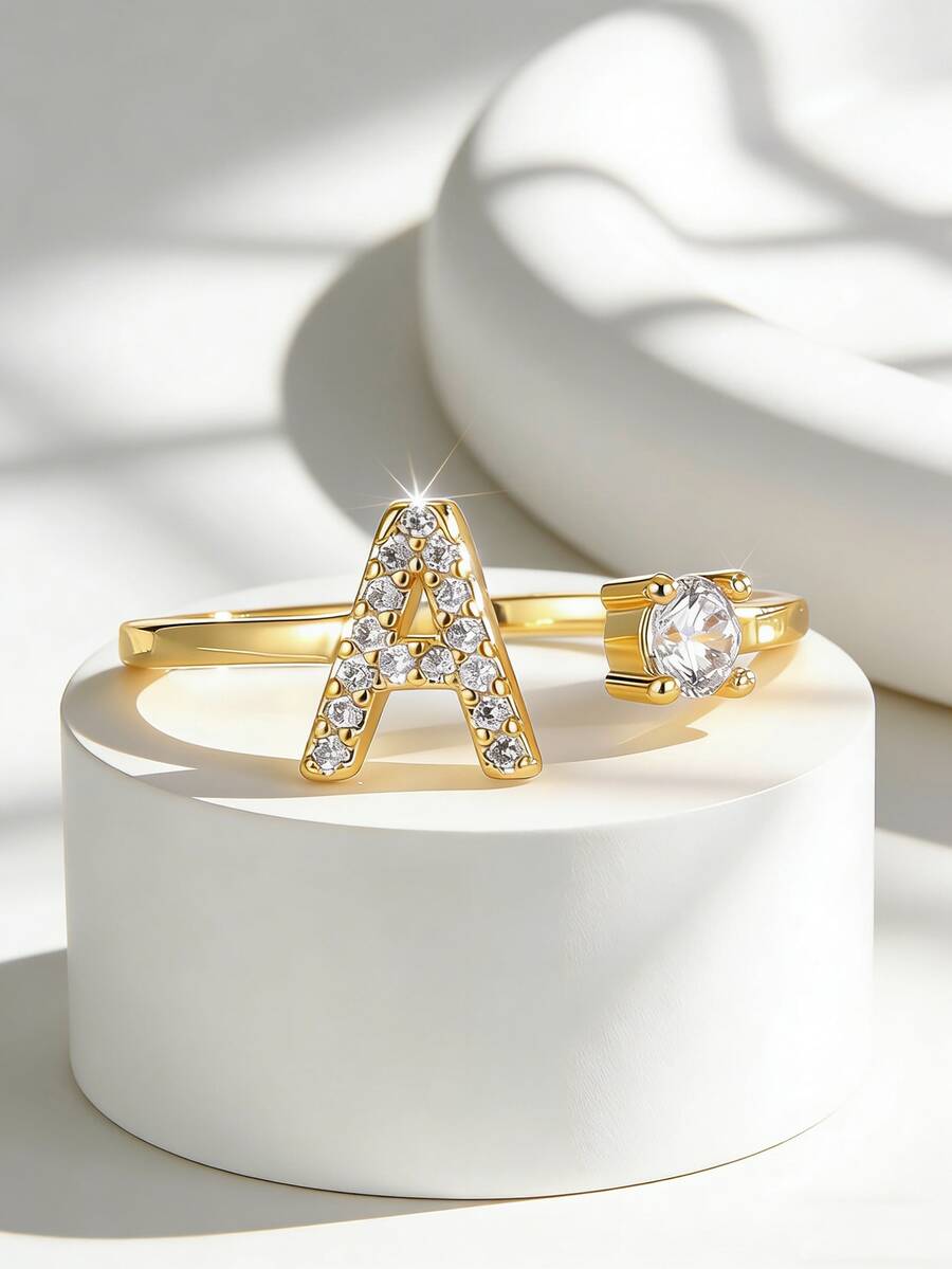 Charm-In 26个字母 CZ 18K 镀金铜戒指 | 简约定制名字首饰 | 情人节及日常佩戴的理想礼物 - 金色 - 查看 1