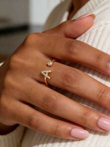 Charm-In 26个字母 CZ 18K 镀金铜戒指 | 简约定制名字首饰 | 情人节及日常佩戴的理想礼物 - 金色 - 查看 2