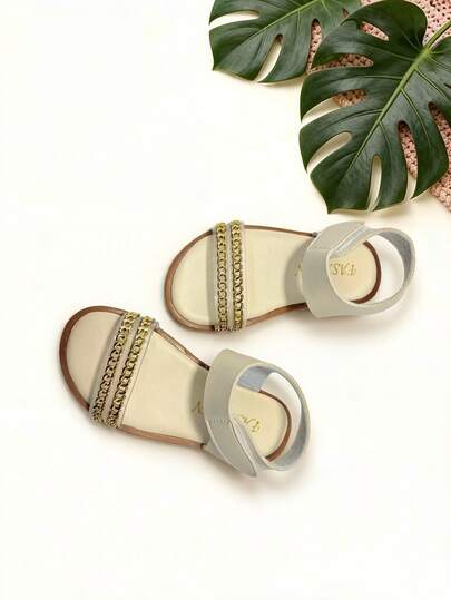 Dép xăng đan trẻ em thời trang mới, dép xăng đan trang trí dây xích cho bé gái, thiết kế khóa dán, mềm mại, chống trơn trượt, thích hợp cho mùa hè đi biển, du lịch nghỉ mát và sử dụng hàng ngày.
