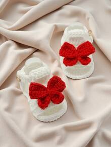 1 par de botitas de bebé hechas a mano a ganchillo, blancas con patrón de mariposa roja, zapatos de punto suaves para recién nacidos - Blanco - Ver 4