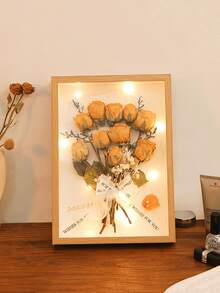 [Delivery Within 2-7 Days In The United States]Single-Piece Set, 10-Inch Natural Wood Grain Frame, Dried Flower Photo Frame, 3D Floral Art Frame, Living Room/Bedroom Decor, Holiday Keepsake Gift. Natural Wood Tones And Gentle Aesthetic Complement Japanese, Nordic, And Other Minimalist Home Styles. 3D Embedded Design Preserves Dried Flowers' Natural Form. Moisture-Resistant And Durable, With A Warm Texture That Resists Warping-Combining Artistic Appeal With Sentimental Value. Versatile For Various Settings: Living Room Wall Decor, Bedroom Desk Display, Entryway Cabinet Accents. Ideal For Gifting During Holidays Or Showcasing Photos, Scrapbooks, Dried Flowers, Tickets, Crafts, Medals, Certificates, And Mementos. Letter Stickers Add Personalized Accents To Your Display. - 1PC - 查看 4