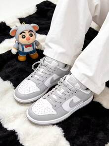 Giày bóng rổ Nike Dunk Low: Thoải mái, vừa vặn, đa năng và phong cách, màu xám nhạt, unisex. - Màu Xám nhạt - Xem 1