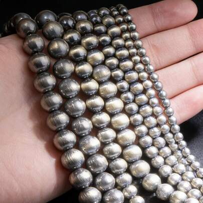 AA级天然灰色圆形石珠，采用独特的拉丝工艺，高品质散珠，适用于珠宝制作、DIY手链、项链、耳环等饰品，是男士礼物、派对家居装饰的理想之选。