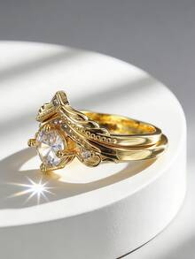 Bộ nhẫn bằng đồng mạ vàng 18K, thiết kế hình chữ V cổ điển với họa tiết chạm khắc tinh xảo và điểm xuyết đá Cubic Zirconia, thích hợp làm trang sức cưới. - Vàng - Xem 2