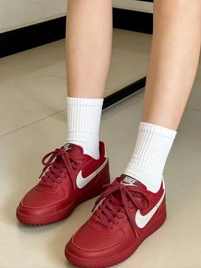  Giày thể thao Nike Field General thoải mái và đa năng dành cho nữ, màu đỏ và trắng.