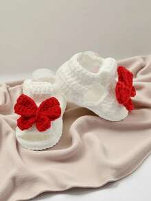 1 par de botitas de bebé hechas a mano a ganchillo, blancas con patrón de mariposa roja, zapatos de punto suaves para recién nacidos - Blanco - Ver 6