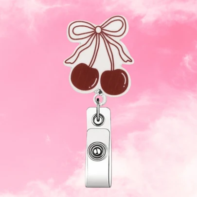 1个樱桃图案亚克力伸缩证件夹，带旋转鳄鱼夹，适用于医生、学生、医务助理、同事等工作，可作礼品赠送