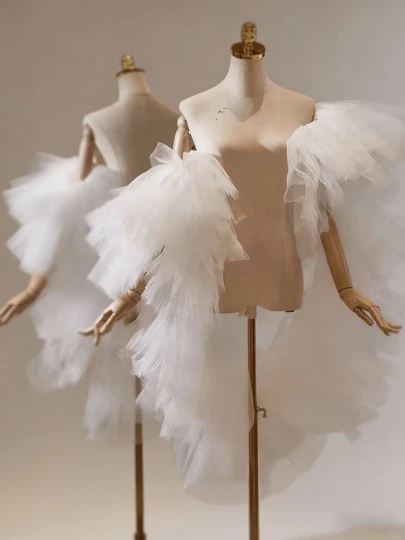 新款新娘时尚披肩，风格飘逸优雅。多种颜色可选：黑色、白色、紫色、玫瑰红和红色，是宴会主厨晚礼服的理想配饰。这款多功能披肩采用精致网纱外层设计，非常适合舞台表演、艺术试镜、摄影、海滩度假和日常穿着。既是优雅的配饰，也是时尚的披肩。