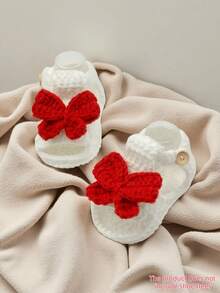 1 par de botitas de bebé hechas a mano a ganchillo, blancas con patrón de mariposa roja, zapatos de punto suaves para recién nacidos - Blanco - Ver 8