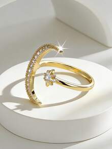Charm-In Anillo de cobre chapado en oro de 18K con luna creciente y estrella de circonita cúbica | Diseño abierto celestial para mujer | Joyería de declaración para uso diario y regalo - Dorado - Ver 1