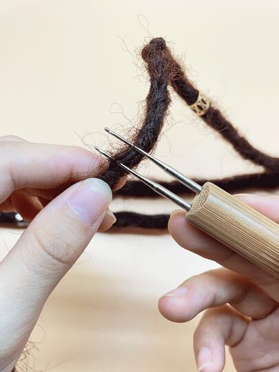 Bộ dụng cụ móc tóc 31 món dành cho tóc tết dreadlocks, 3 kích cỡ 0.5mm/0.75mm/1.0mm, đầu đơn/đôi/ba, 9 móc tóc, kẹp tóc vàng & bạc & 20 hạt trang trí tóc tết dreadlocks, thích hợp cho những người đam mê tự làm tóc tết dreadlocks.