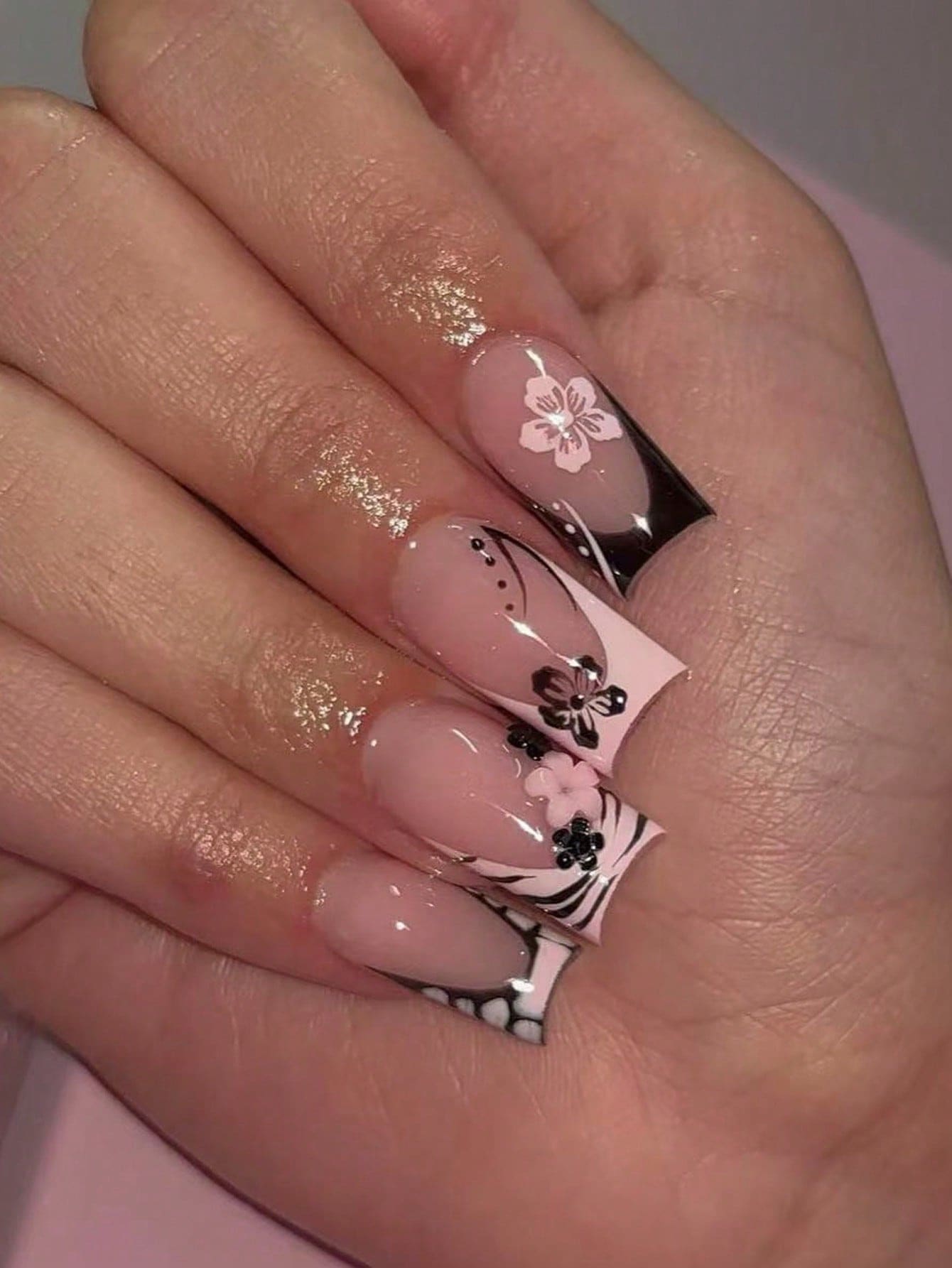 24 móng tay giả hình quan tài màu đen và hồng, độ dài trung bình, họa tiết hoa nhiều màu sắc, chất liệu acrylic, kiểu Pháp, dành cho nữ. - Nhiều màu - Xem 1