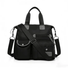 Este bolso tote cuenta con un asa superior y múltiples bolsillos de nailon. Es impermeable y adecuado para el trabajo, los viajes o como bolso cruzado para mujer. - Negro - Ver 2