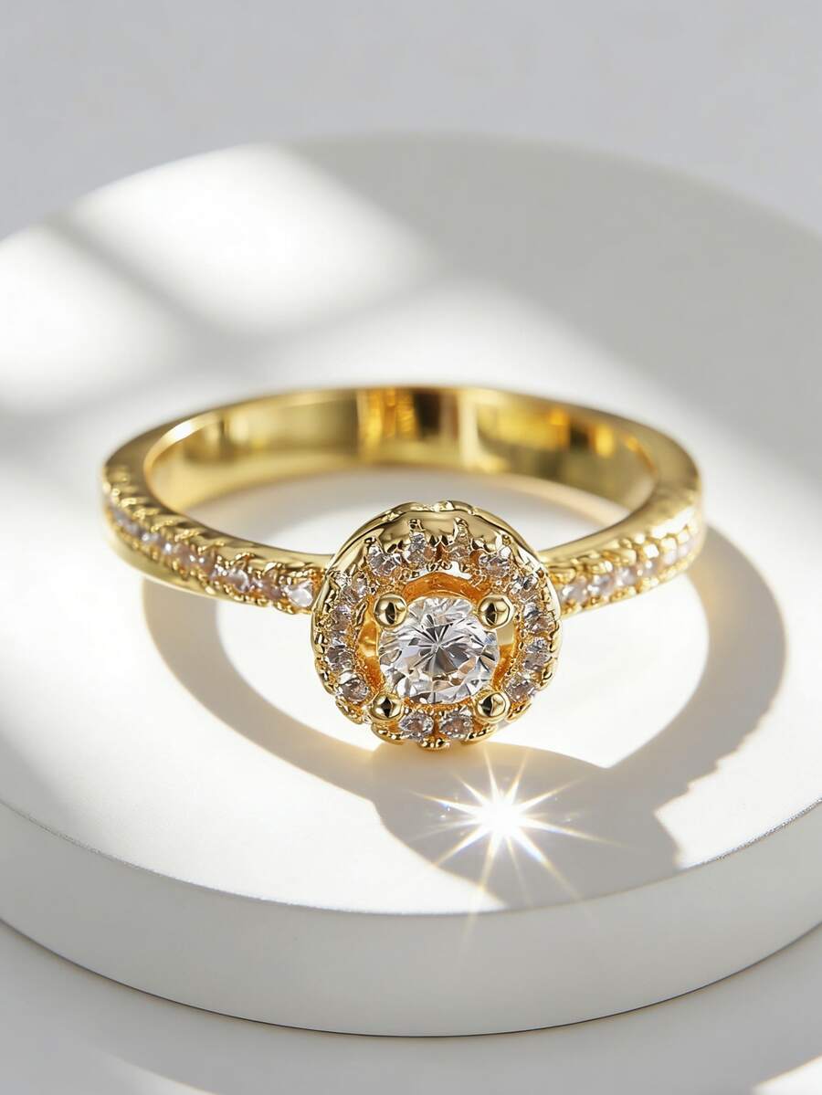 Charm-In Anel Banhado a Ouro 18K de Cobre com Design de Halo Recortado Vintage, Haste Totalmente Pavimentada e Detalhes em Dupla Fileira de Zircônia Cúbica para Joias de Noiva e Casamento - Dourado - Visão 1