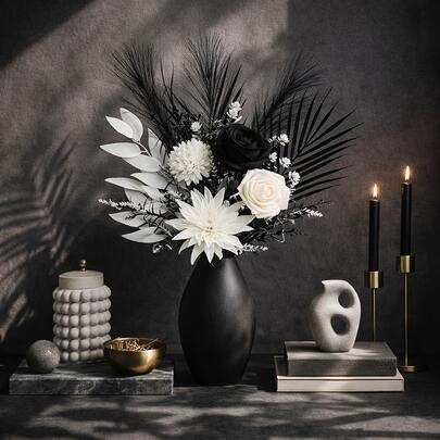 一套以夜来香和月沙玫瑰为主花，点缀雪花和霜球，营造层次丰富的细节，并辅以夜羽和墨尖叶，打造现代简约的黑白对比视觉效果。适用于客厅、书房、门厅等轻奢风格的室内摆设。整体色调清冷内敛，无需精心养护即可保持其形状和质感（不含花瓶）。