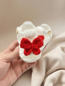 1 par de botitas de bebé hechas a mano a ganchillo, blancas con patrón de mariposa roja, zapatos de punto suaves para recién nacidos - Blanco - Ver 2