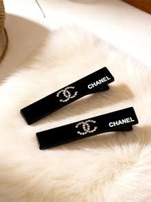 CHANEL Black Diamond-Encrusted Duckbill Hair Clip. Stylish And Cute Bobby Pin. New SS26 Fashion. Travel Essential. High-End Luxury Side Clip. Hair Clip With Bangs. - Black - View 8