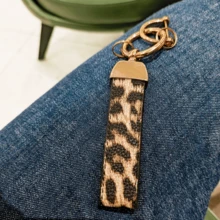 Leopard Print Keychain, Classic PU Leather Keyring, Car Key Chain With Screwdriver, Fashion Car Keychain Bag Charm, 360 Degree Rotation, Anti-Lost D-Ring Personalized PU Leather Business Style Keychain For Men And Women - Leopard - View 5