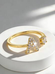 Charm-In 26个字母 CZ 18K 镀金铜戒指 | 简约定制名字首饰 | 情人节及日常佩戴的理想礼物 - 金色 - 查看 4