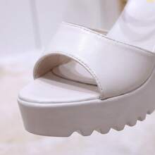Sandalias para dama elegantes de tacón grueso y plataforma zapatos para mujer casuales de PU moda punta abierta con correa al tobillo y hebilla ajustable sandalias de tacón alto cómodas ligeras y antideslizantes para fiesta estilo minimalista versátil calzado femenino con dije decorativo diseño transpirable y resistente para verano - Blanco - Ver 6