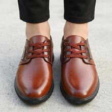 Zapatos de hombre de vestir y calzado casual de cuero PU con cordones y detalle metálico lateral. Estos zapatos para hombre elegantes integran el estilo de mocasines hombre, siendo transpirables, suaves y antideslizantes. Zapatos cómodos de moda para oficina o negocios, calzado de caballero resistente al desgaste y ligero para uso diario, diseño versátil y moderno tipo tenis para hombre formal con suela flexible. - Marrón - Ver 4