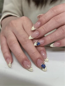 10片Y2K风格短款圆形手工美甲贴纸，包含裸色、蓝色和黄色调，饰有3D蓝莓雕刻和波点法式美甲设计，适合女性和女孩参加派对、日常佩戴、作为礼物。 - Follow Your Heart - 查看 5