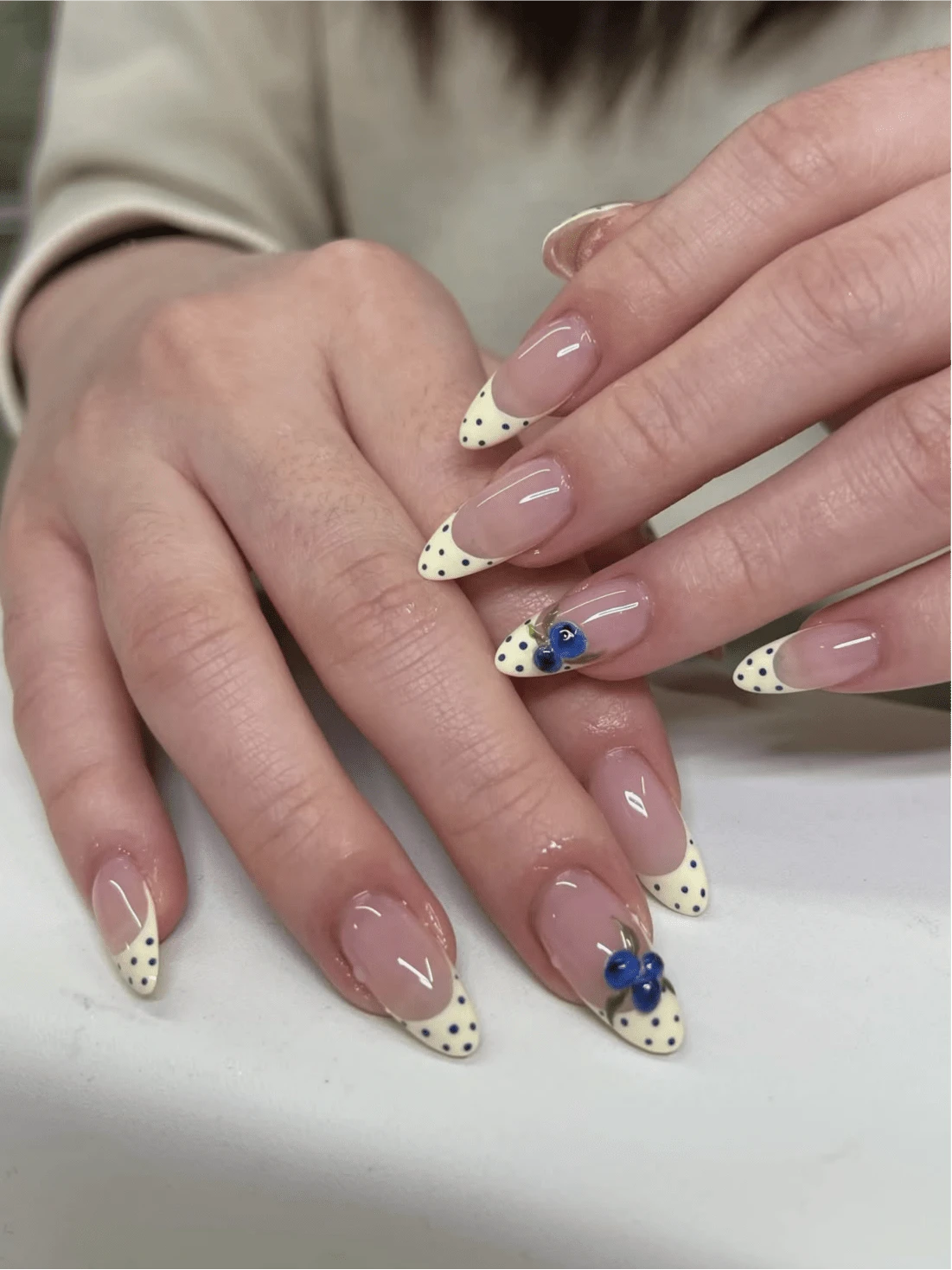 Bộ 10 miếng dán móng tay ngắn tròn kiểu Y2K, làm thủ công, gồm các tông màu nude, xanh dương và vàng, được trang trí bằng họa tiết quả việt quất 3D và thiết kế chấm bi kiểu Pháp, phù hợp cho phụ nữ và các cô gái dự tiệc, sử dụng hàng ngày hoặc làm quà tặng. - Follow Your Heart - Xem 1