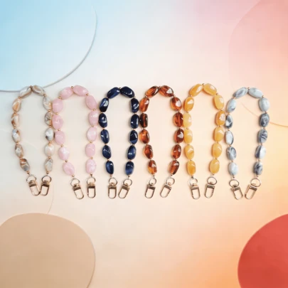 1 stuk asymmetrische telefoonkoord van imitatiejade acryl, handgemaakte kralen telefoonhanger/accessoire, geschikt voor telefoon/camera/tas/sleutelhanger, ideaal cadeau voor Valentijnsdag, verjaardag, feestdagen