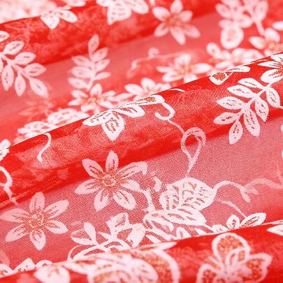 قطعة واحدة من قماش الموسلين المطبوع بنمط زهري أحمر، مع قماش شبكي مطرز بشكل فراشات صغيرة، مادة خفيفة وشفافة، مناسبة جدًا لصنع فساتين جميلة، ديكورات داخلية، أعمال يدوية، ومواد خياطة DIY.
