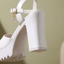 Sandalias para dama elegantes de tacón grueso y plataforma zapatos para mujer casuales de PU moda punta abierta con correa al tobillo y hebilla ajustable sandalias de tacón alto cómodas ligeras y antideslizantes para fiesta estilo minimalista versátil calzado femenino con dije decorativo diseño transpirable y resistente para verano - Blanco - Ver 8