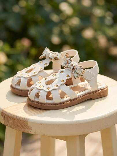 Spring And Summer New Collection - Girls' Embroidered Floral Bow Sandals For Ages 3-12. White Leather Upper With Light Brown Non-Slip Thick Sole. T-Shaped With Hollow Protective Structure. Yellow Floral Embroidery + Fabric Bow + Lace Edging. Hook And Loop Ankle Strap. Zigzag Pattern Thick Rubber Edging. Retro Country And Rustic Style. Suitable For Daily Casual Wear / Light Vacation / Light Ceremonial Occasions. Spring And Summer Outerwear Sandals!