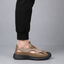 Sandalias para hombre casuales de punta cerrada fabricadas con malla transpirable y suela de goma resistente, calzado de playa hombre cómodo con diseño hueco y ligero de secado rápido, chanclas para hombre antideslizantes con amortiguación suave, zapatos de verano de estilo deportivo moderno y elegante, sandalias de hombre de alta calidad para exteriores y senderismo. - Marrón - Ver 5