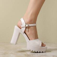 Sandalias para dama elegantes de tacón grueso y plataforma zapatos para mujer casuales de PU moda punta abierta con correa al tobillo y hebilla ajustable sandalias de tacón alto cómodas ligeras y antideslizantes para fiesta estilo minimalista versátil calzado femenino con dije decorativo diseño transpirable y resistente para verano - Blanco - Ver 5