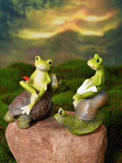 Bộ tượng ếch bằng nhựa hình ngộ nghĩnh – Hai chú ếch dễ thương cưỡi rùa và ốc sên, điểm xuyết thêm hình bọ rùa | Vật trang trí độc đáo cho bồn hoa, bãi cỏ và kệ hiên nhà | Đồ trang trí chịu được thời tiết, mang đến vẻ đẹp kỳ ảo, lấy cảm hứng từ thiên nhiên cho không gian ngoài trời.