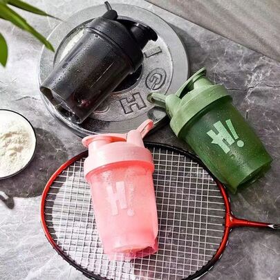 1个带搅拌球的蛋白粉杯，容量13.5盎司，防漏设计。非常适合健身、备餐、户外运动，也可用作创意饮水杯，是情人节礼物、生日礼物的理想之选，也是健身房和学校的最佳选择。