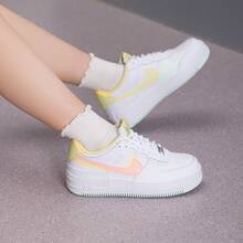 Giày thể thao cổ thấp Nike đa năng, thoải mái và bền bỉ. - Trắng và xanh lá cây - Xem 3