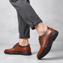 Zapatos de hombre de vestir y calzado casual de cuero PU con cordones y detalle metálico lateral. Estos zapatos para hombre elegantes integran el estilo de mocasines hombre, siendo transpirables, suaves y antideslizantes. Zapatos cómodos de moda para oficina o negocios, calzado de caballero resistente al desgaste y ligero para uso diario, diseño versátil y moderno tipo tenis para hombre formal con suela flexible. - Marrón - Ver 5