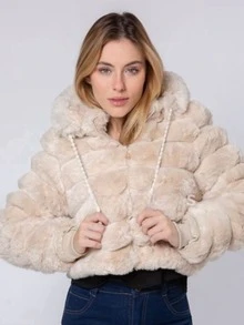 Women's Premium Plush Winter Jacket With Hood, Super Soft And Warm Short Coat, Modern And Comfortable Design, Front Zipper Closure, Ideal For Cold Days, Elegant And Cozy Look, High-Quality Plush Finish, Casual Chic Style For Autumn And Winter, Women's Plush Coat With A Soft Touch, Perfect To Combine With Jeans, Pants, Boots Or Urban Looks, Winter Jacket With Adjustable Hood, Versatile Piece For Everyday Use, Outings, Trips And Cold Nights, Sophisticated Design That Combines Comfort And Style, Women's Winter Coat With Warm Lining, Modern And Elegant Look, Women's Winter Clothing With Soft And Voluminous Plush, Stylish Short Winter Jacket, Ideal For Those Seeking Comfort, Protection Against The Cold And A Striking Look, Luxurious Plush Women's Coat, Perfect For Creating Charming And Comfortable Outfits On Warm Days Low-Cut, Women's Winter Jacket With Hood, Soft Faux Fur. - 奶油色 - 查看 2