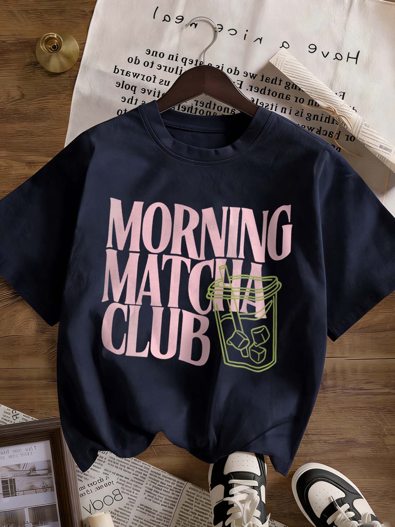 Camiseta de manga corta con cuello redondo, corte holgado y diseño de patrón lindo para mujer. Adecuada para días festivos, vuelta al colegio, Día del Maestro, etc. Estampado de letras, suave, holgada y cómoda. Estilo casual y elegante para la calle en verano. - Azul Marino - Ver 1