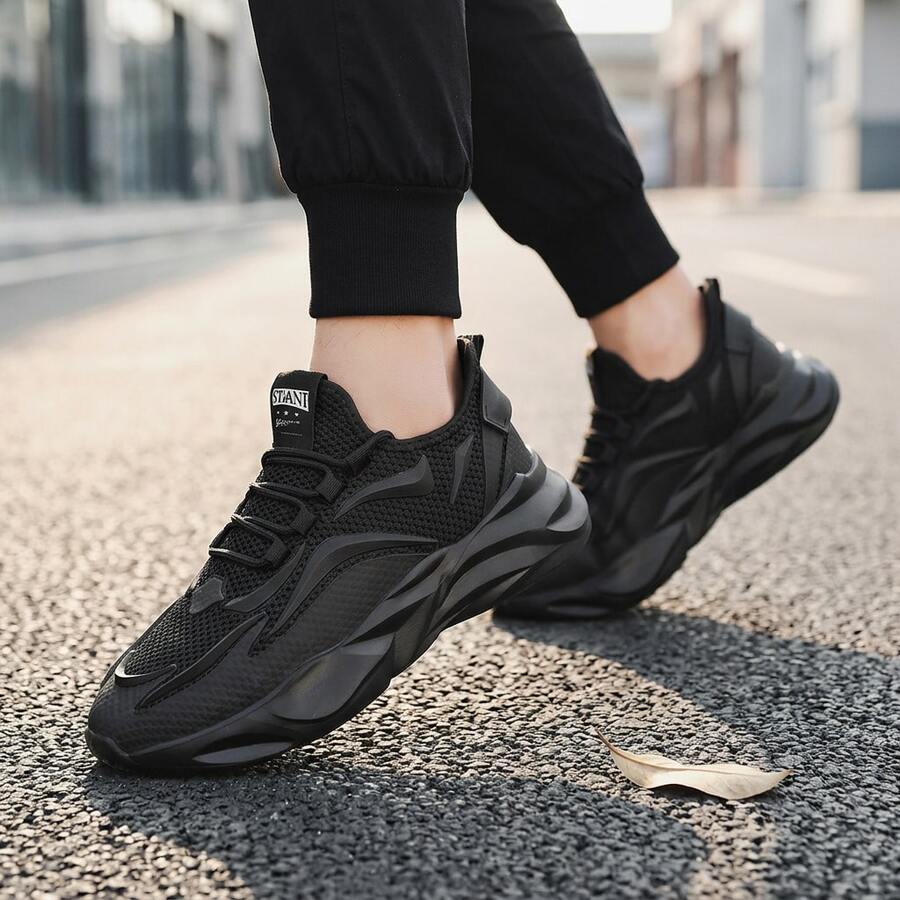 Zapatillas deportivas de color negro para hombre, tenis para hombre, tenis de hombre, confeccionadas con tejido de malla transpirable. Un modelo ligero y cómodo, ideal para el gimnasio y para caminar a diario, con cordones resistentes y suela antideslizante. - Negro - Ver 1