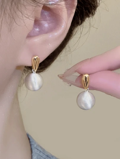 一对独特的哑光质感金属球形耳钉，适合女性佩戴，可作为配饰、婚礼礼物或新娘季礼物